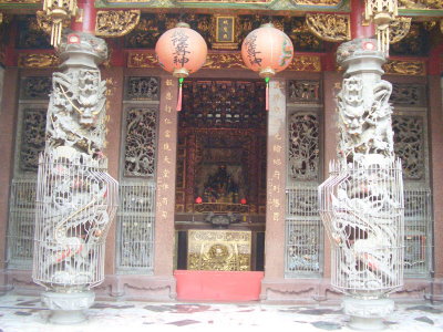 主殿前及兩龍柱