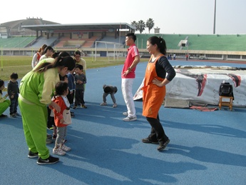 老師帶動幼兒學習(自行拍攝)